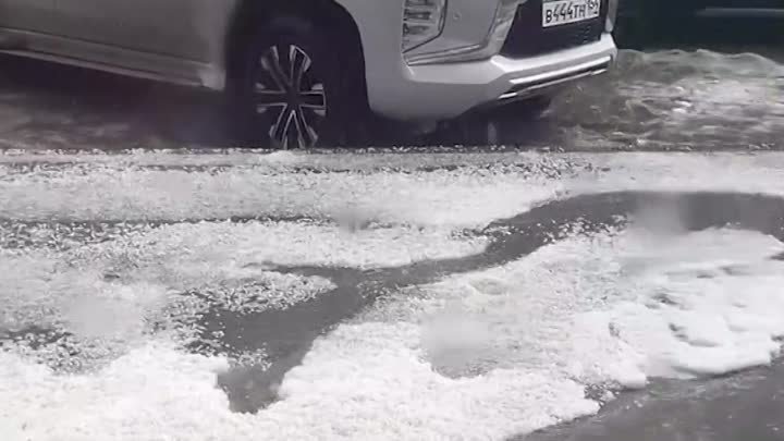 На Новосибирск обрушился шторм с градом — улицы наполнились льдом ра ...