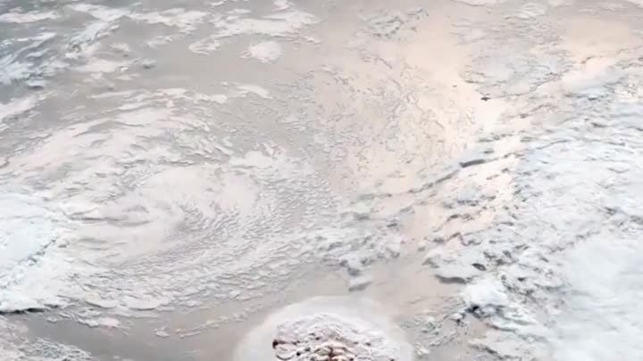 Вид на извержение вулкана из космоса