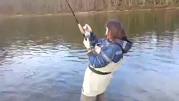Жена на рыбалке .Я просто в шоке !