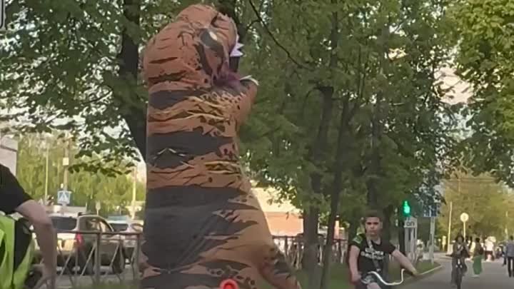 Дружелюбный динозавр гуляет по улицам Щелково