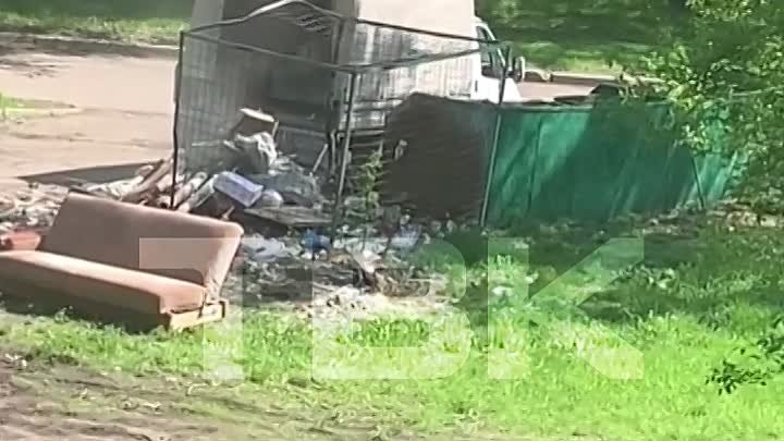 Строительный мусор выбрасывают прямо у дома