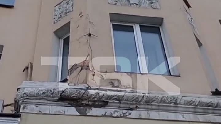 «Может и голову пробить»: рушится фасад дома