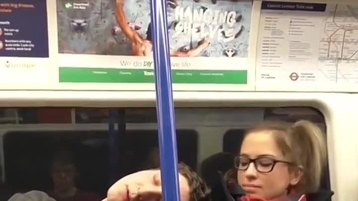 Реакция на спящего в метро