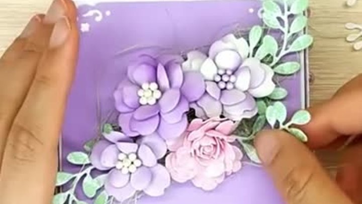 Собираю красивую цветочную композицию на крышечке для открытки-коробочки