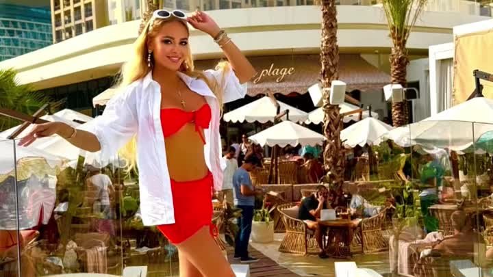 Анна Калашникова в красивом пляжном образе и яркой солнечной локации ...