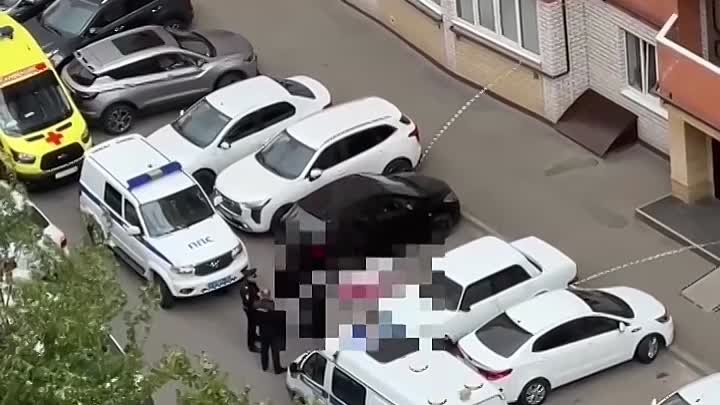 Мужчина выпал из окна многоэтажки на юге Ставрополя и погиб