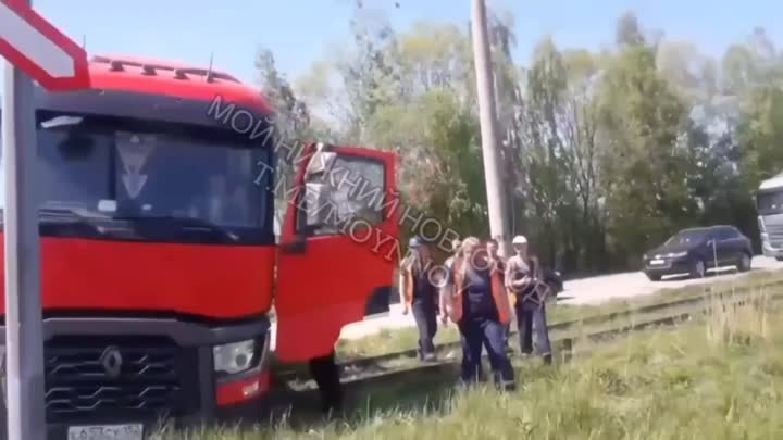Столкнулись поезд и автовоз в пригороде Дзержинска (1080p).mp4
