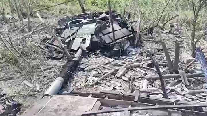 Результат работы украинского дрона типа «Баба Яга».
- Уничтоженный танк Т-90М «Прорыв».