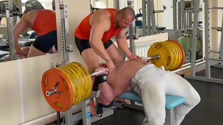 Смаев Андрей жмет лёжа 240 кг на 10 повторений.