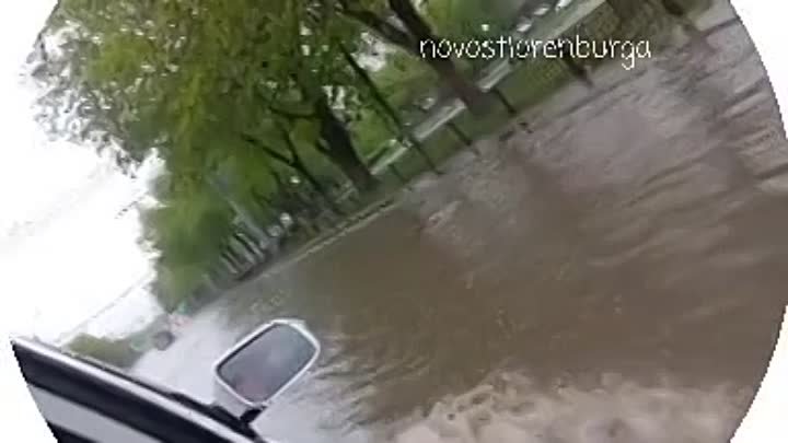пострадавший от паводка Оренбург тонет в дождевой воде.