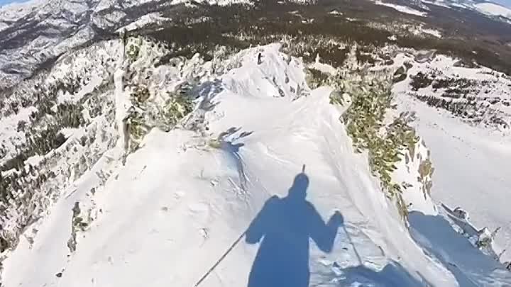 Крутой спуск на горных лыжах