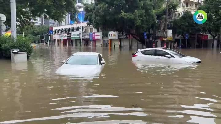 Улицы китайского Наньнина превратились в реки