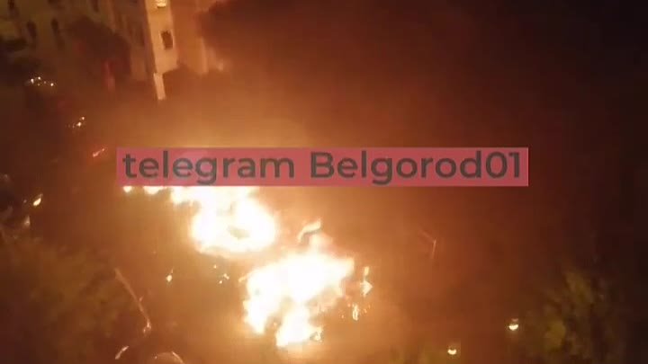 Горят машины после обстрела Белгорода