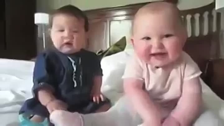 Cea mai drăguță conversație între doi bebeluși