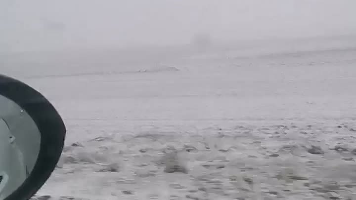 На трассе Оренбург-Самара идет сильный снегопад. 
