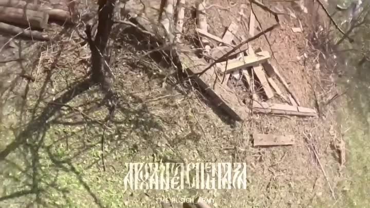 Боец ВС РФ ловко увернулся от вражеского FPV-камикадзе.