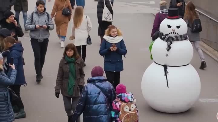 Опасный снеговик на улицах города. Пранк