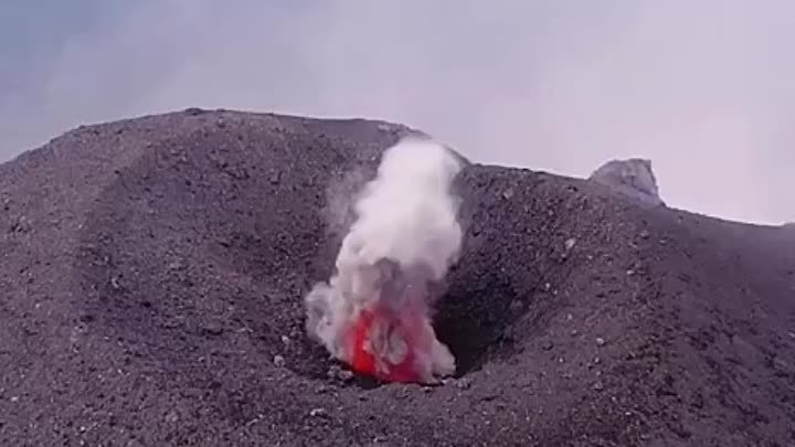 Извержение близи

Эпичное зрелище 🔥

Наша бушующая Земля.