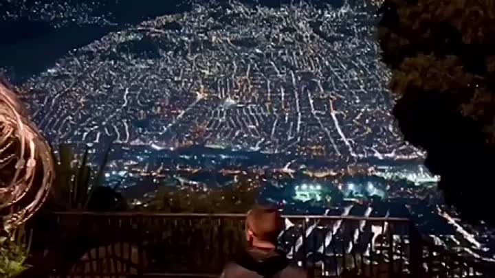 Ночной вид на Медельин, Колумбия 🇨🇴🌃😍🔥.