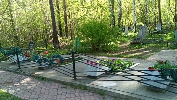 Место упокоения участников экспедиции Дятлова на Михайловском кладби ...
