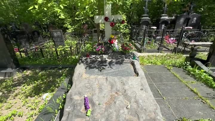 Его прописали в Москве только после смерти ... На могиле актёра Андр ...