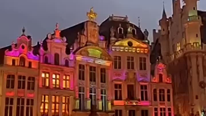 Световое шоу в центре Брюсселя, Бельгия.