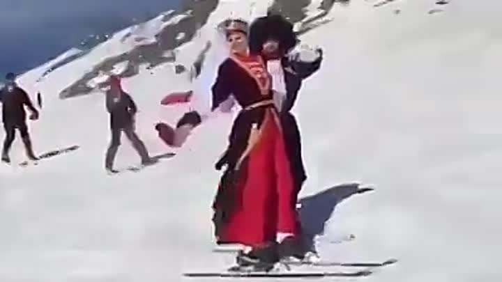 #Шахдаг | АзербайджанПрекрасный кавказский танец при спуске с горы.