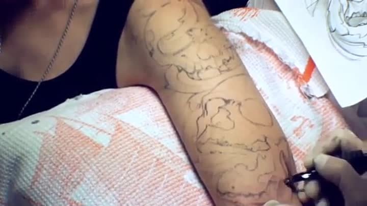 процесс нанесения татуировки master tattoo medved - [[171468642]]