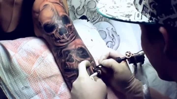процесс нанесения татуировки череп master tattoo medved - [[169641750]]