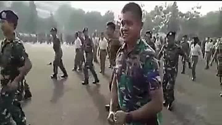 Оригинал танца буй буй. Женишбек Мамбетов буй буй. Индонезийский солдат танцует буй буй. Танец буй буй солдаты танцуют.
