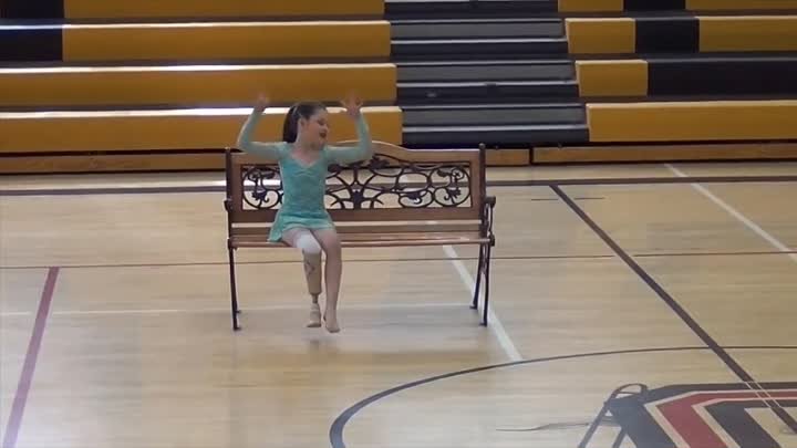 8-летняя балерина с одной ногой покоряет сцену