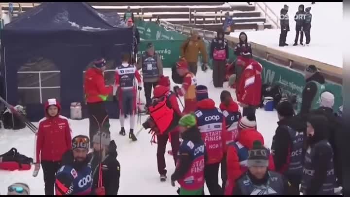 Большунов бросает лыжи после преследования.