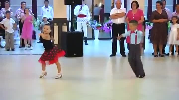 Мальчик и девочка красиво танцуют