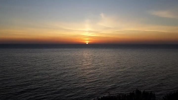 Закат солнца на  берегу черного моря  Анапа
