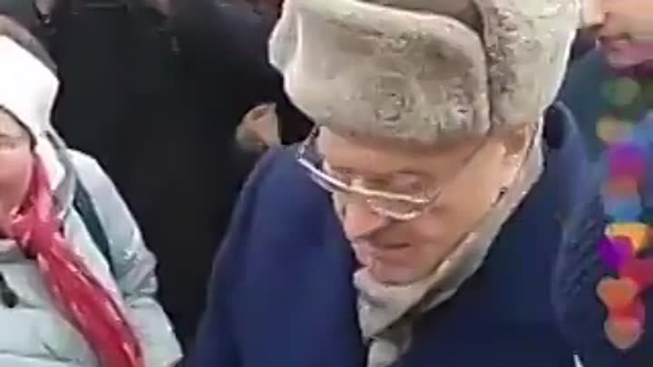 Деньги холопам. Жириновский раздает деньги. Жириновский раздает деньги на красной площади.