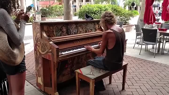 Бездомный подошел к фортепиано… и началось волшебство
