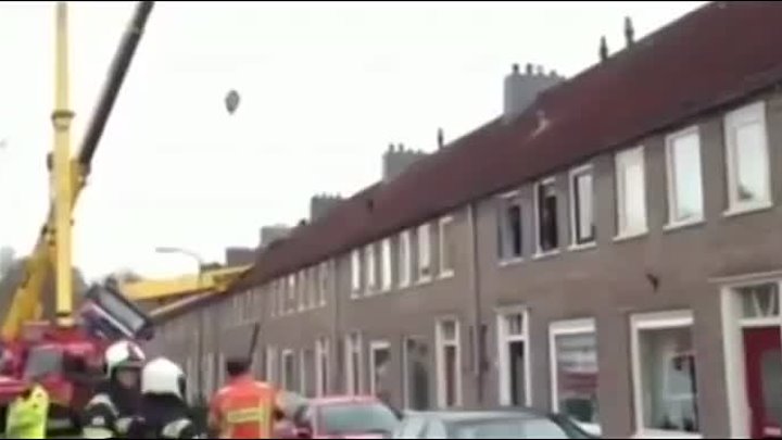 Голландец проломил краном крышу дома