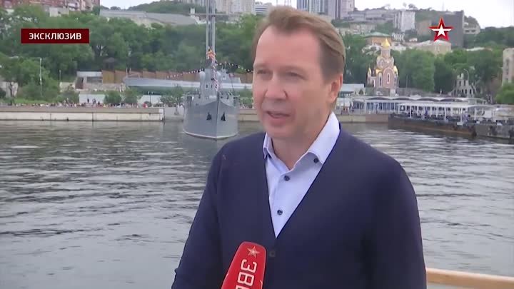 Евгений Миронов побывал на параде в честь Дня ВМФ во Владивостоке