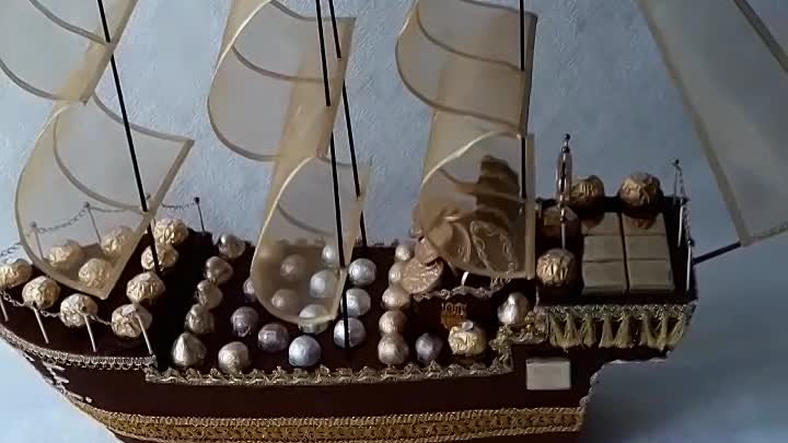 Новый конфетный корабль с бутылочкой в трюме
