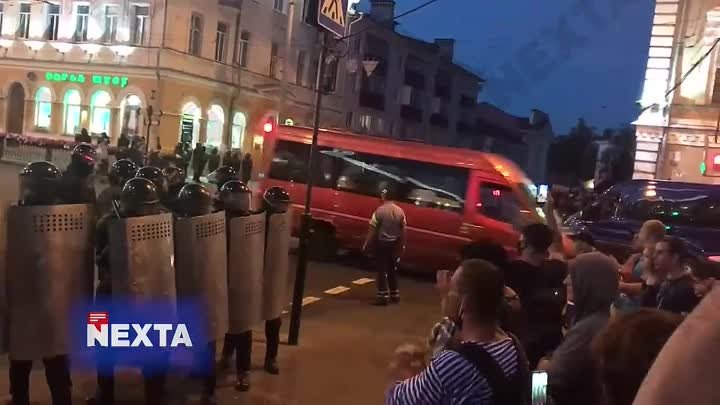 Силовики не торопятся разгонять толпу в Гомеле. Милиция с народом.