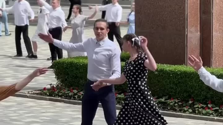 В Волгограде студенты станцевали «Вальс Победы» (Видео: ВГСПУ)