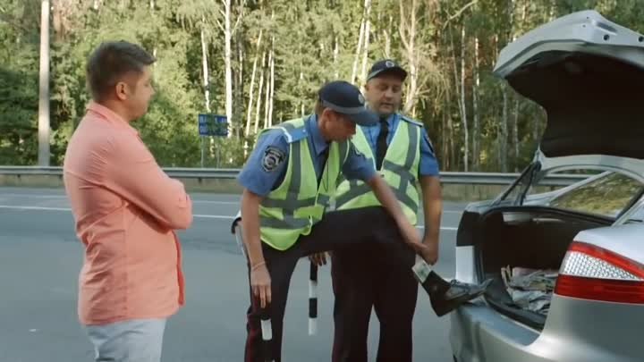 Как ГАИшники нашли полный багажник денег.