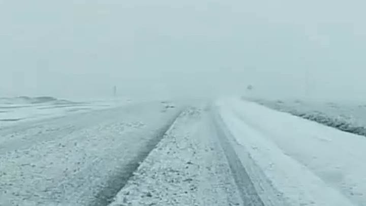 Снежные сугробы на дорогах затрудняют движение в Казахстане