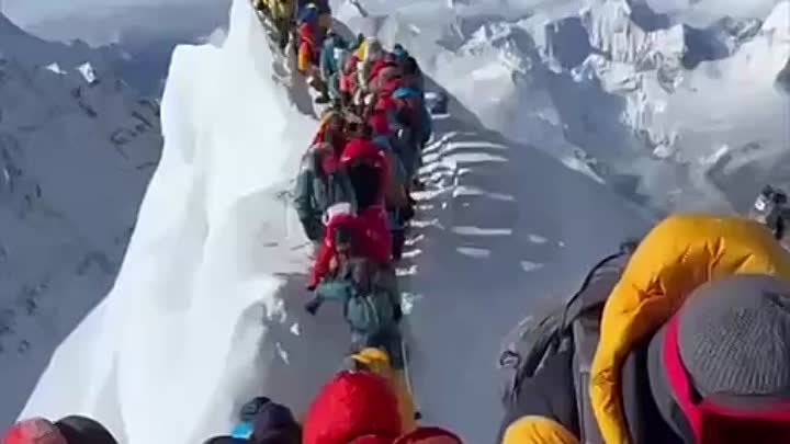 Четыре альпиниста упали с Эвереста из-за огромной очереди