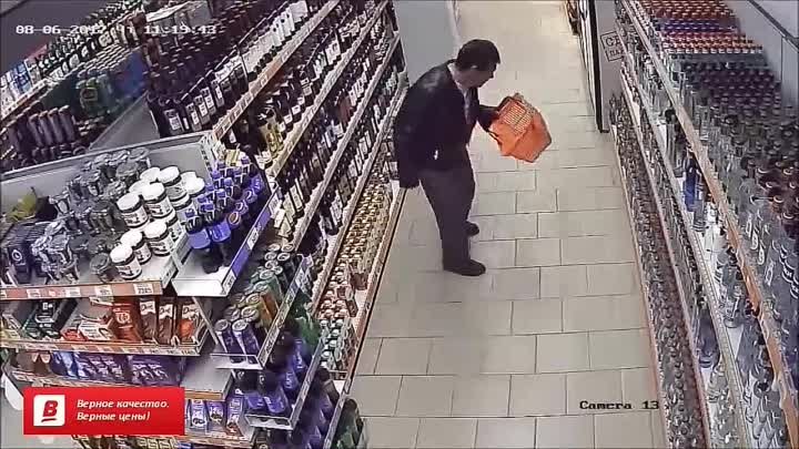 Мужик танцует в магазине 😀