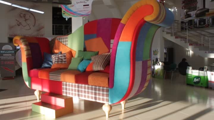 Разноцветный диван-великан в Белгороде.