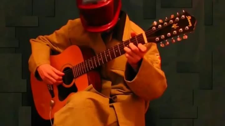Сварщик играет музыку из Бандитского Петербурга