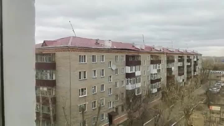 Сильный ветер срывает крышу жилого дома в Казахстане.