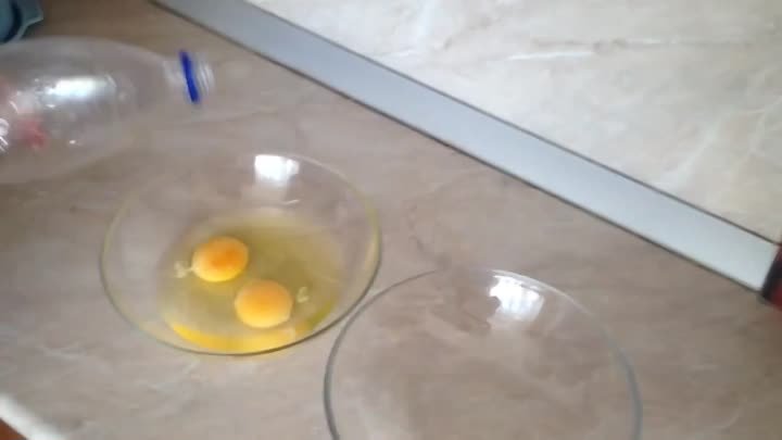 Как отделить желток от белка бутылкой
