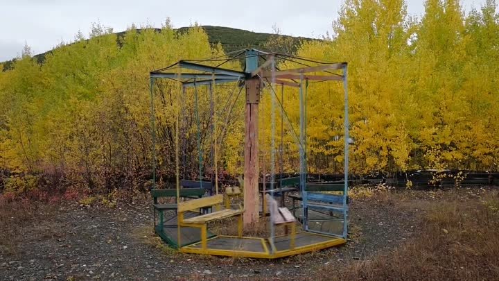 Карусель осенью, поселок Бурхала, Магаданская область, 2020 (автор в ...